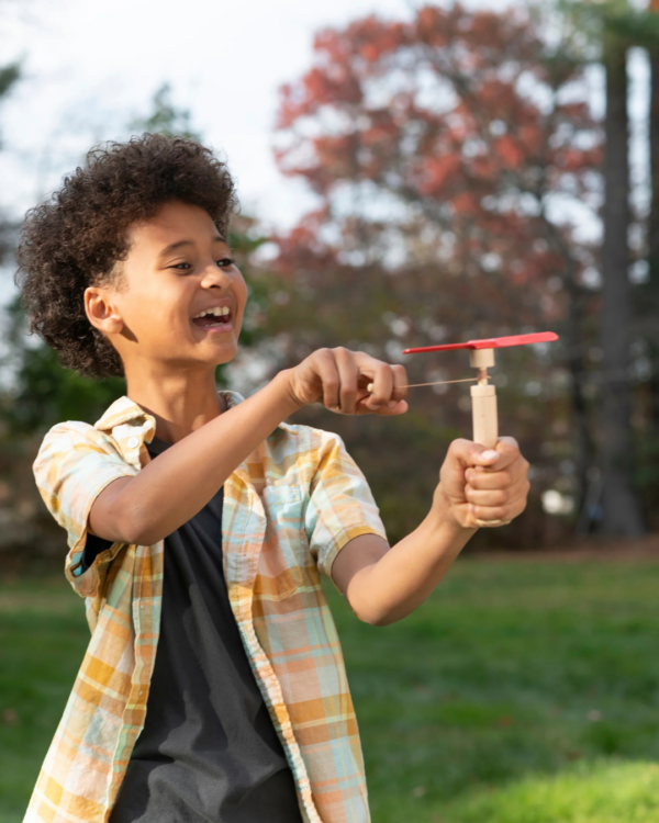 Hélicoptère à lancer pour enfant, fabriqué en bois de hêtre FSC et bambou, avec un lanceur à corde pour des heures de jeu amusantes.