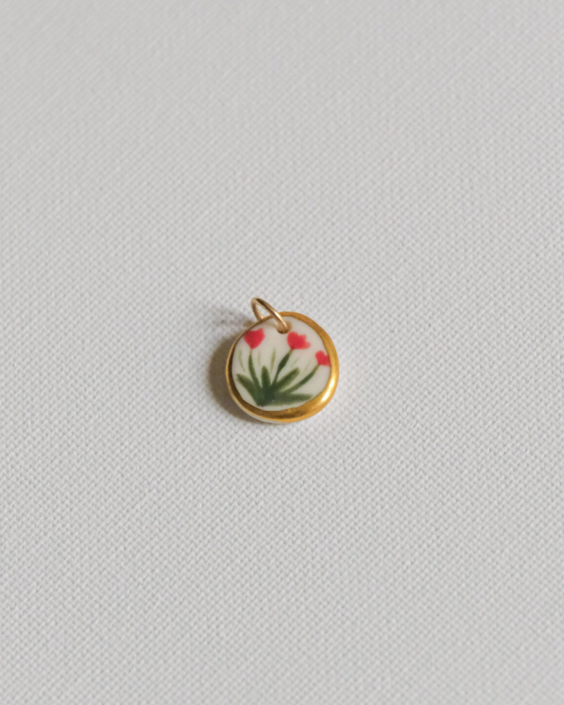 Médaillon rond Tulipes en porcelaine blanche et or 14k fait main