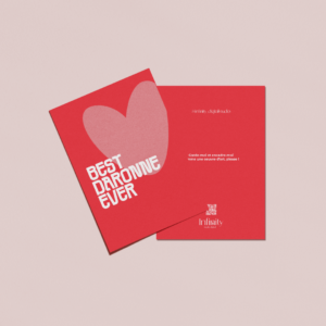 Carte fête des mères humoristique avec le texte « best daronne ever » sur fond cœur – illustration by Infinity Studio, Perpignan.
