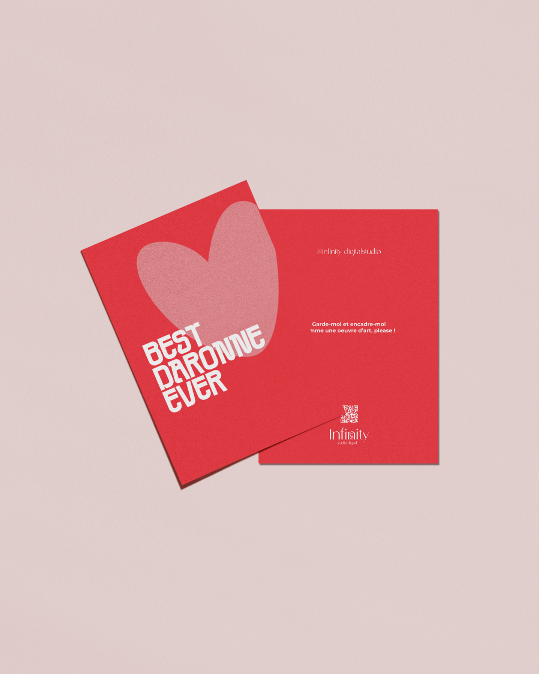 Carte fête des mères humoristique avec le texte « best daronne ever » sur fond cœur – illustration by Infinity Studio, Perpignan.