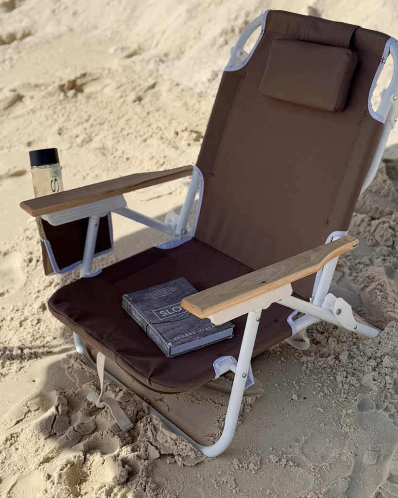 Chaise de plage luxe Macchiato en aluminium avec accoudoirs en bois, position inclinable et port de sac à dos