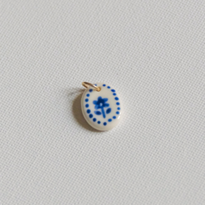 Médaillon Fleur bleue en porcelaine blanche et or 14k fait main