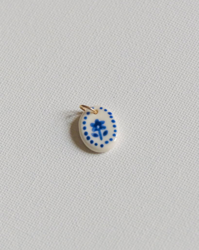 Médaillon Fleur bleue en porcelaine blanche et or 14k fait main