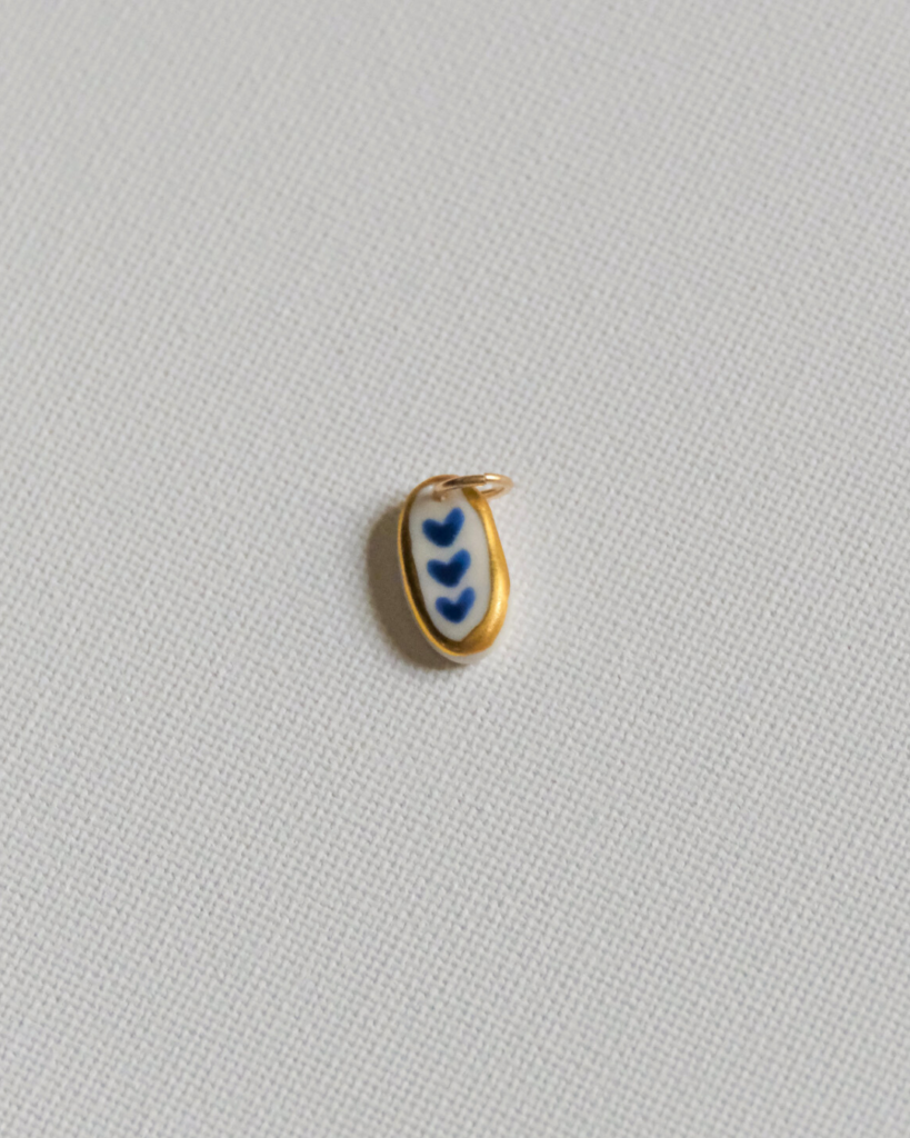 Médaillon coeur en porcelaine blanche et or 14k fait main