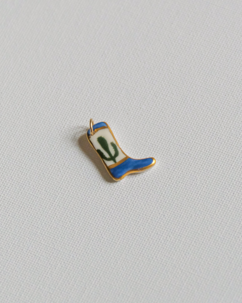 Médaillon santiag en porcelaine blanche et or 14k fait main