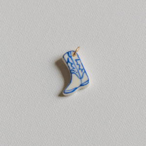 Médaillon santiag en porcelaine blanche et or 14k fait main