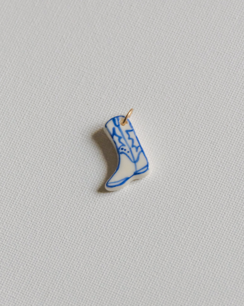 Médaillon santiag en porcelaine blanche et or 14k fait main