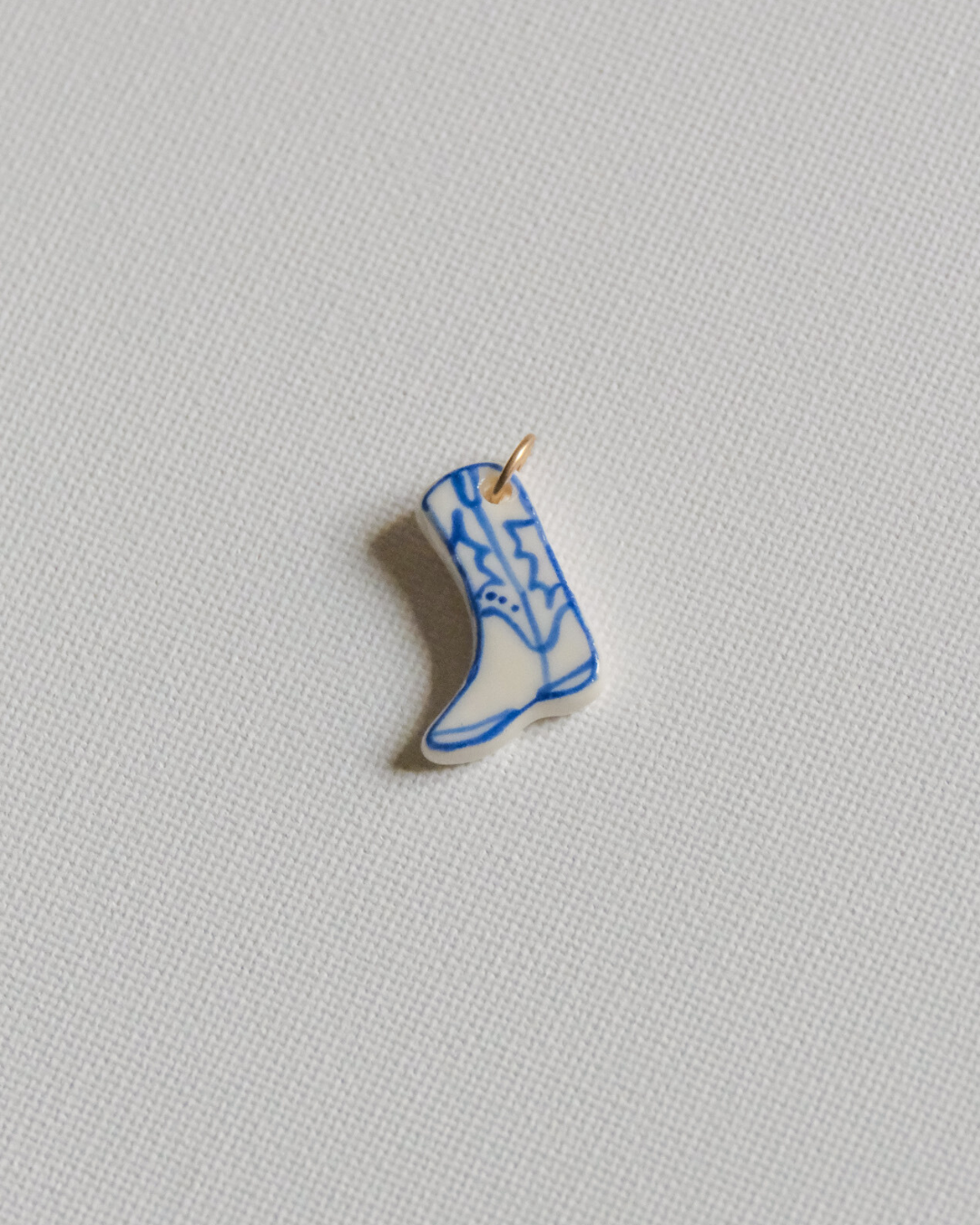 Médaillon santiag en porcelaine blanche et or 14k fait main