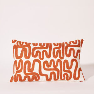 Coussin brodé terracotta Eole 30x50 Maradji sur fond neutre