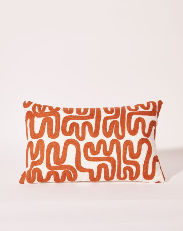 Coussin brodé terracotta Eole 30x50 Maradji sur fond neutre