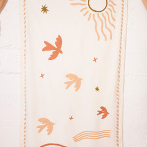 Paréo en coton beige avec motif porté en robe légère sur la plage