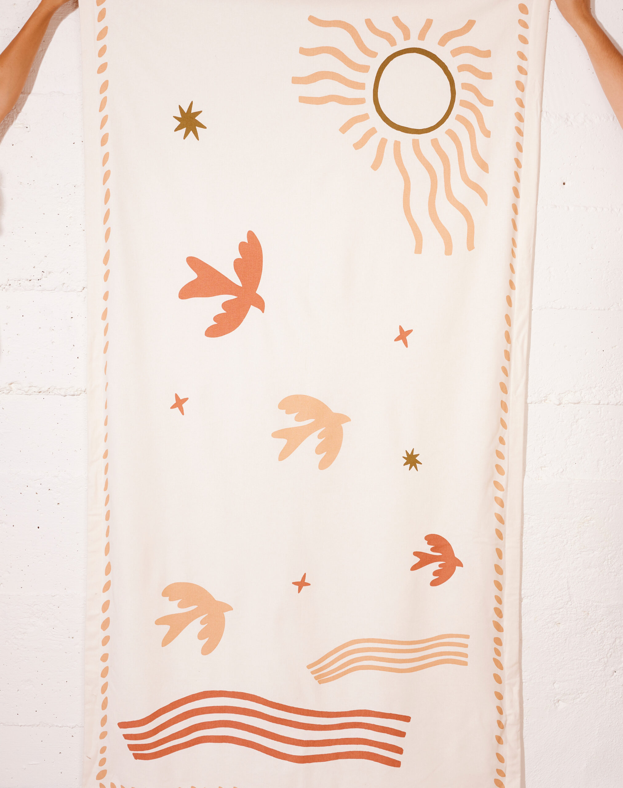 Paréo en coton beige avec motif porté en robe légère sur la plage