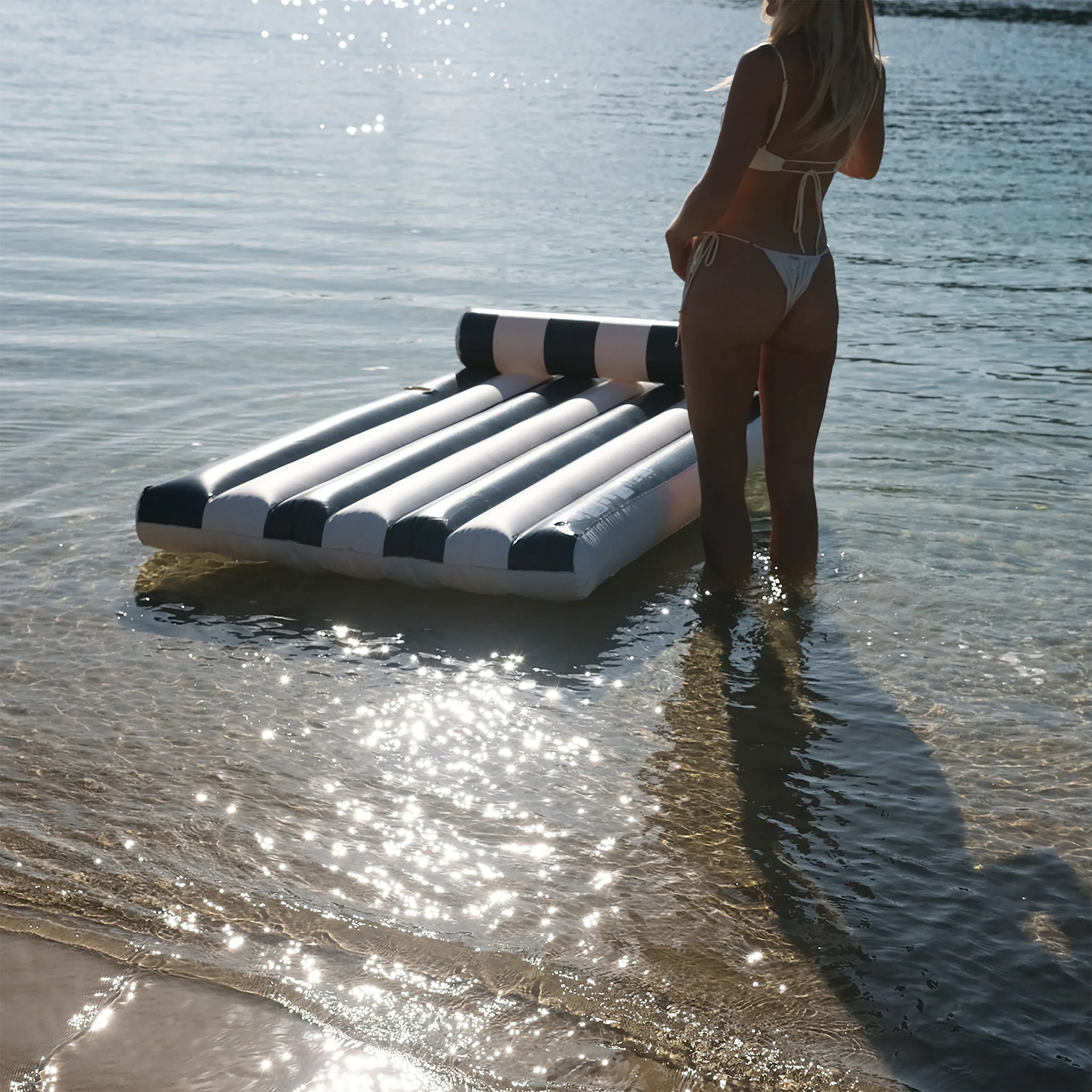 Matelas gonflable rayé noir et blanc avec repose-tête et porte-gobelet intégré, en PVC sans phtalates