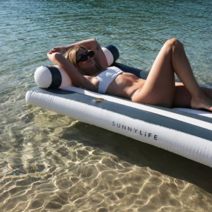 Matelas gonflable rayé noir et blanc avec repose-tête et porte-gobelet intégré, en PVC sans phtalates
