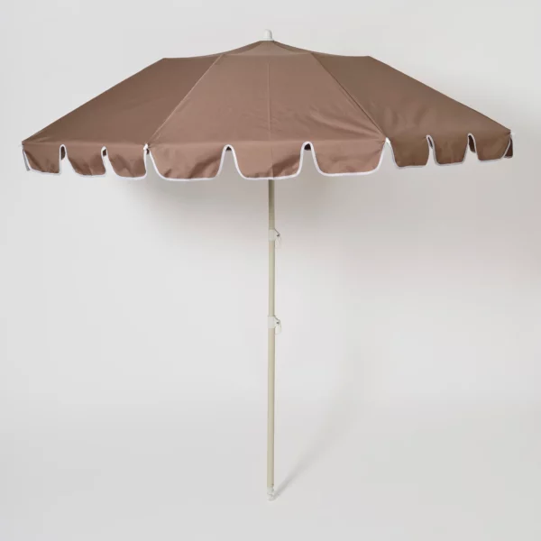 Parasol compact couleur macchiato avec protection solaire UPF50, inclinable et facile à transporter dans son sac à bandoulière