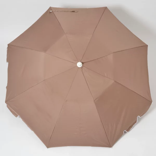 Parasol compact couleur macchiato avec protection solaire UPF50, inclinable et facile à transporter dans son sac à bandoulière