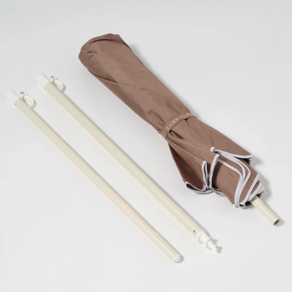 Parasol compact couleur macchiato avec protection solaire UPF50, inclinable et facile à transporter dans son sac à bandoulière