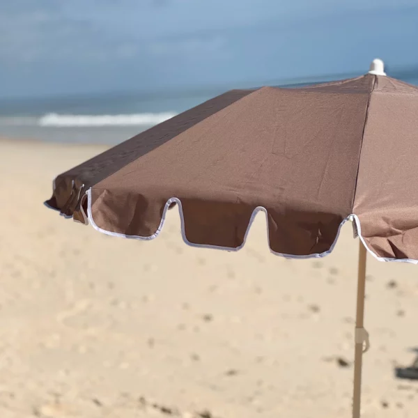Parasol compact couleur macchiato avec protection solaire UPF50, inclinable et facile à transporter dans son sac à bandoulière