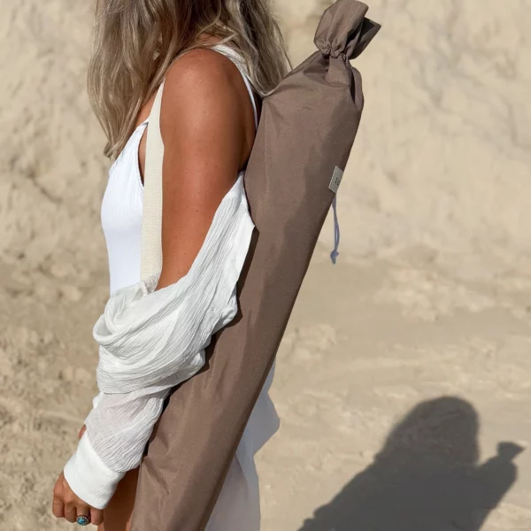 Parasol compact couleur macchiato avec protection solaire UPF50, inclinable et facile à transporter dans son sac à bandoulière