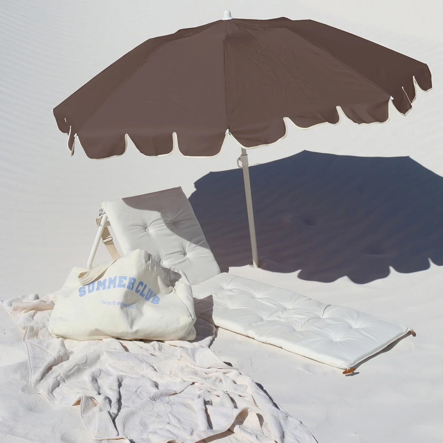 Parasol compact couleur macchiato avec protection solaire UPF50, inclinable et facile à transporter dans son sac à bandoulière
