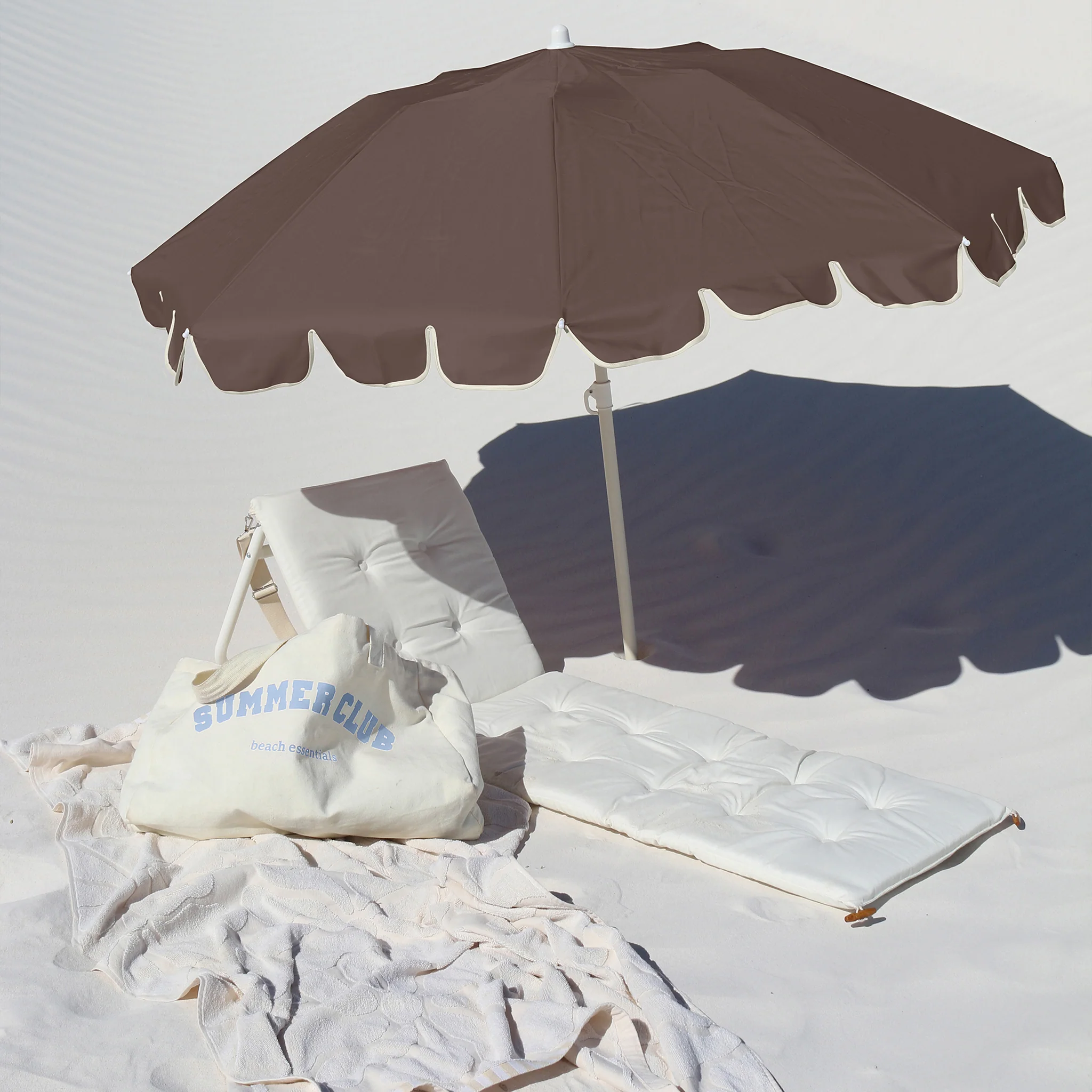 Parasol compact couleur macchiato avec protection solaire UPF50, inclinable et facile à transporter dans son sac à bandoulière
