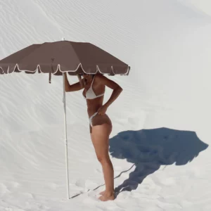 Parasol compact couleur macchiato avec protection solaire UPF50, inclinable et facile à transporter dans son sac à bandoulière