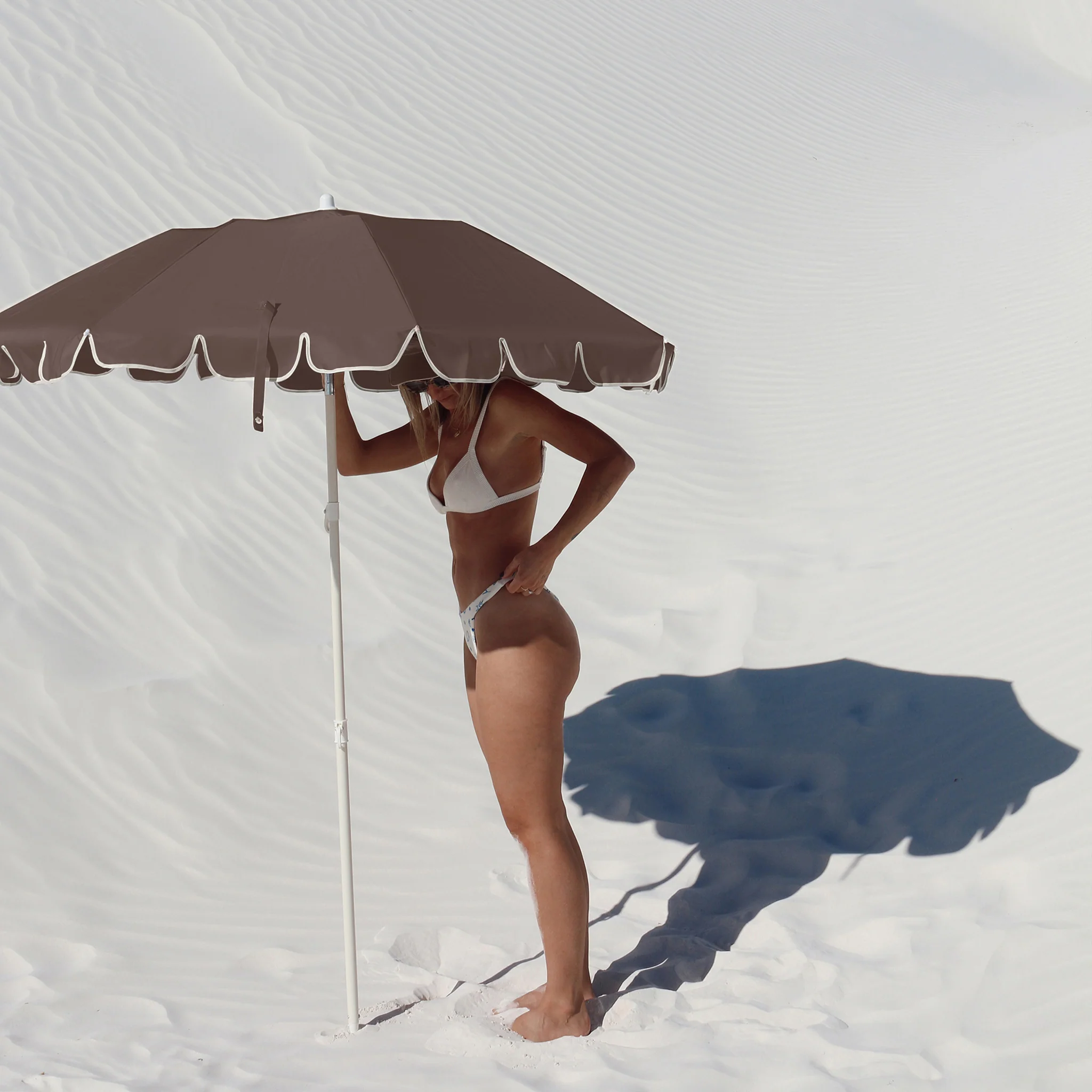 Parasol compact couleur macchiato avec protection solaire UPF50, inclinable et facile à transporter dans son sac à bandoulière