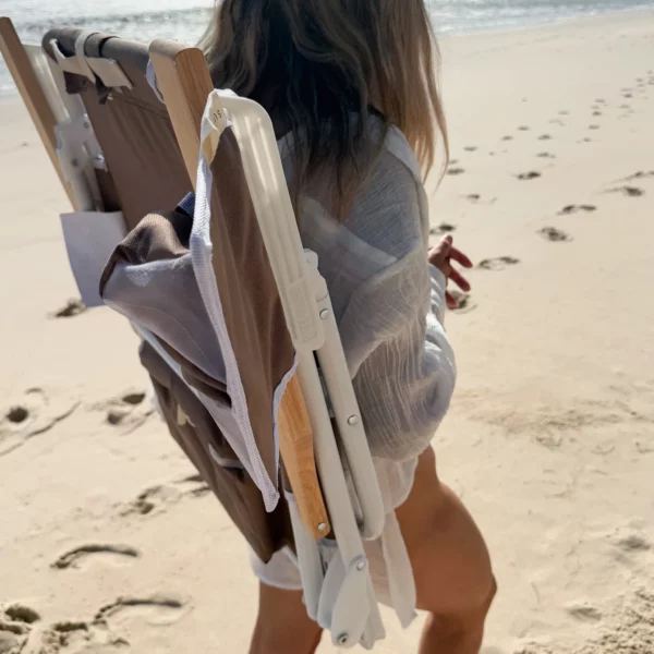 Chaise de plage luxe Macchiato en aluminium avec accoudoirs en bois, position inclinable et port de sac à dos