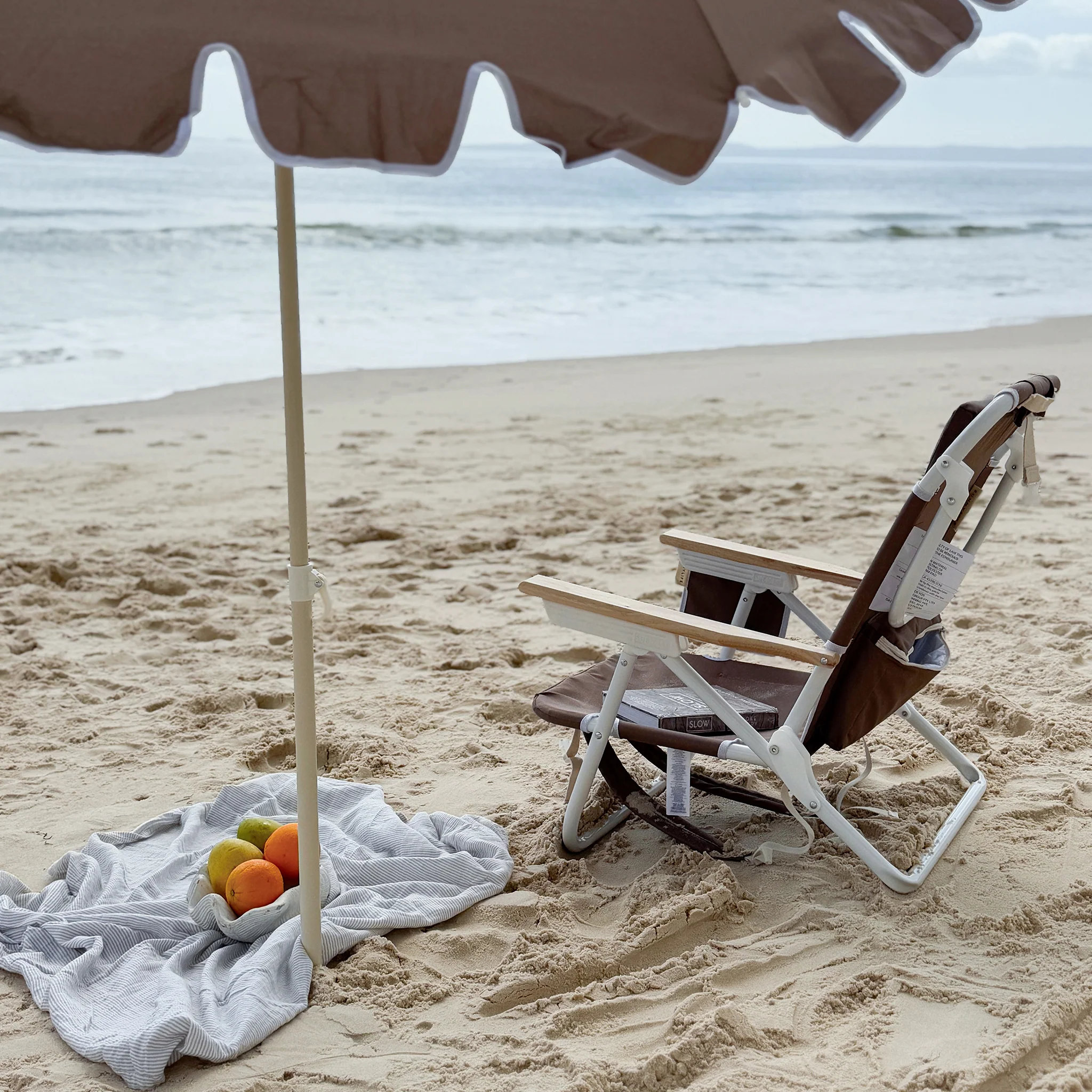 Chaise de plage luxe Macchiato en aluminium avec accoudoirs en bois, position inclinable et port de sac à dos