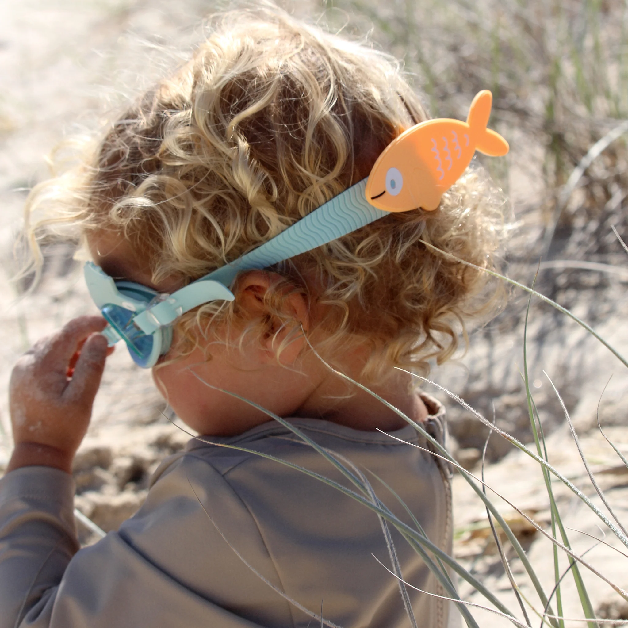 Lunettes de natation enfant bleu en forme de poisson avec protection UV et sangle en silicone réglable