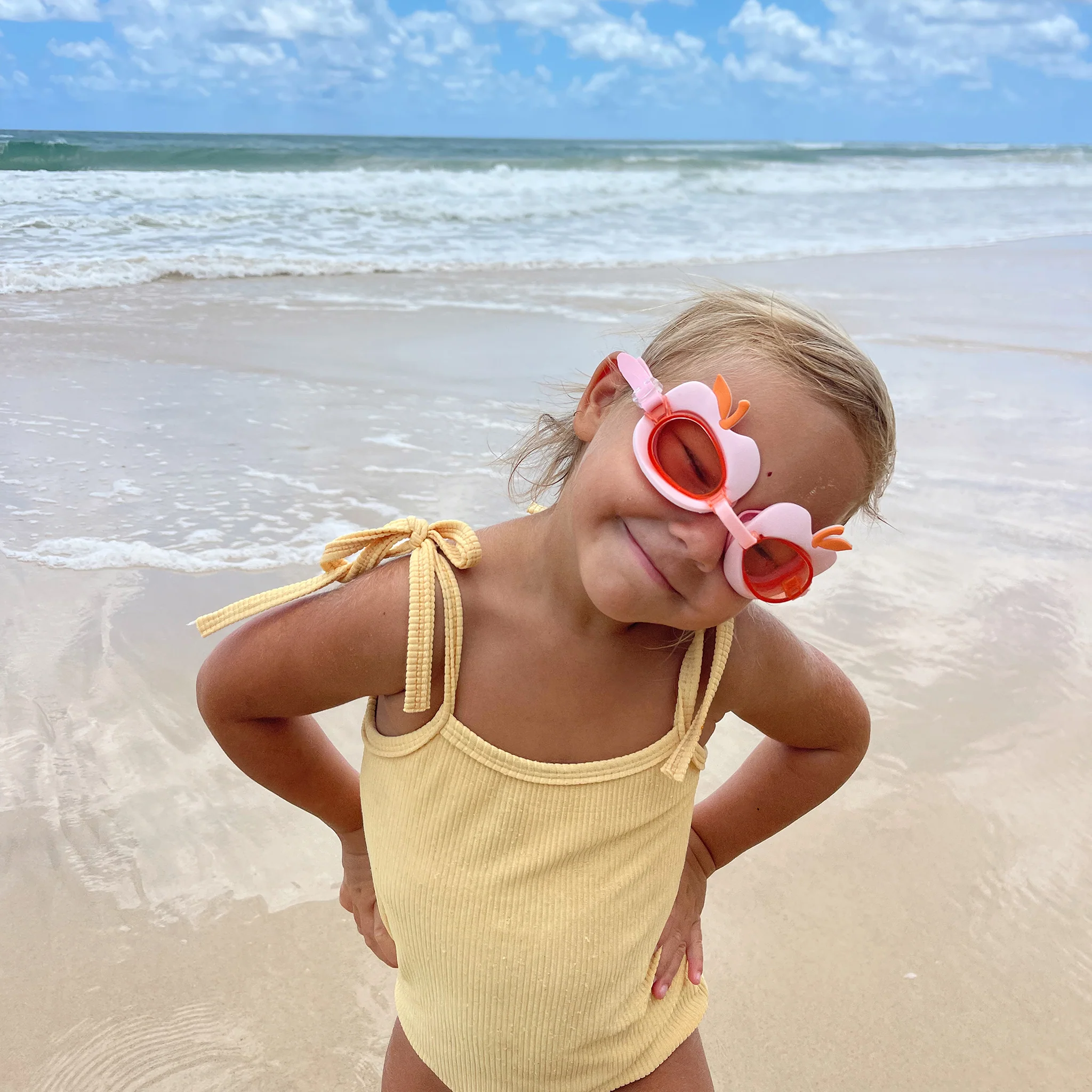 Lunettes de natation enfant roses avec motif cerises, protection UV et sangle en silicone réglable
