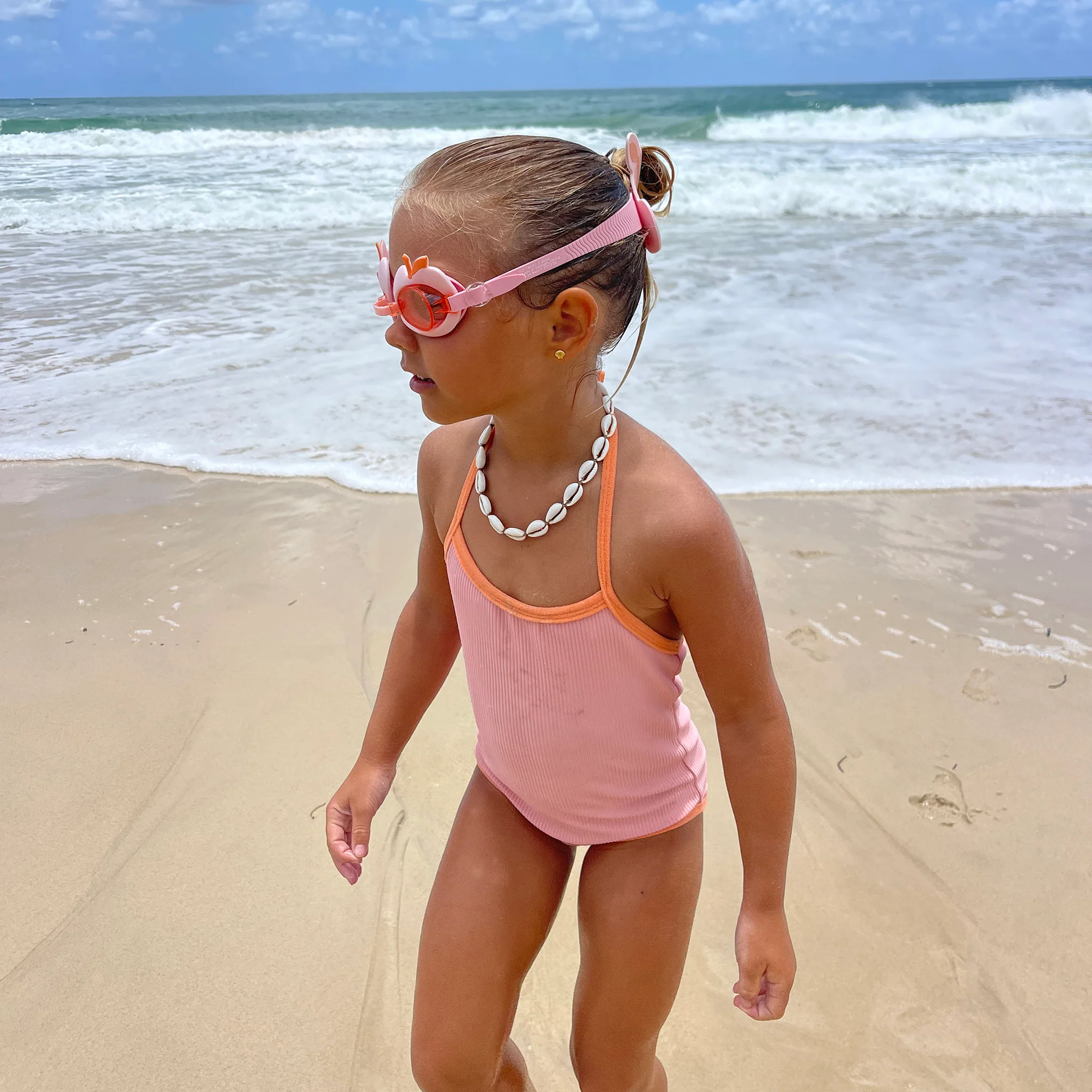 Lunettes de natation enfant roses avec motif cerises, protection UV et sangle en silicone réglable