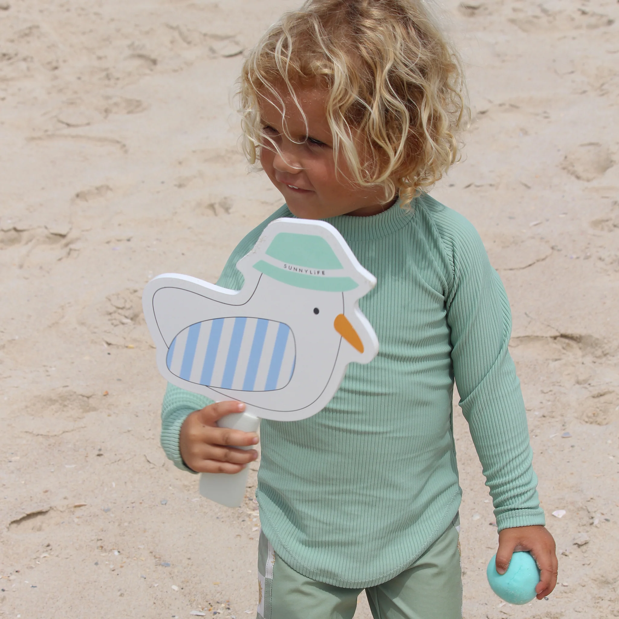 Raquettes de plage à scratch bleu avec motif mouette, double face bois/velcro, vendues avec 2 balles souples et housse de transport