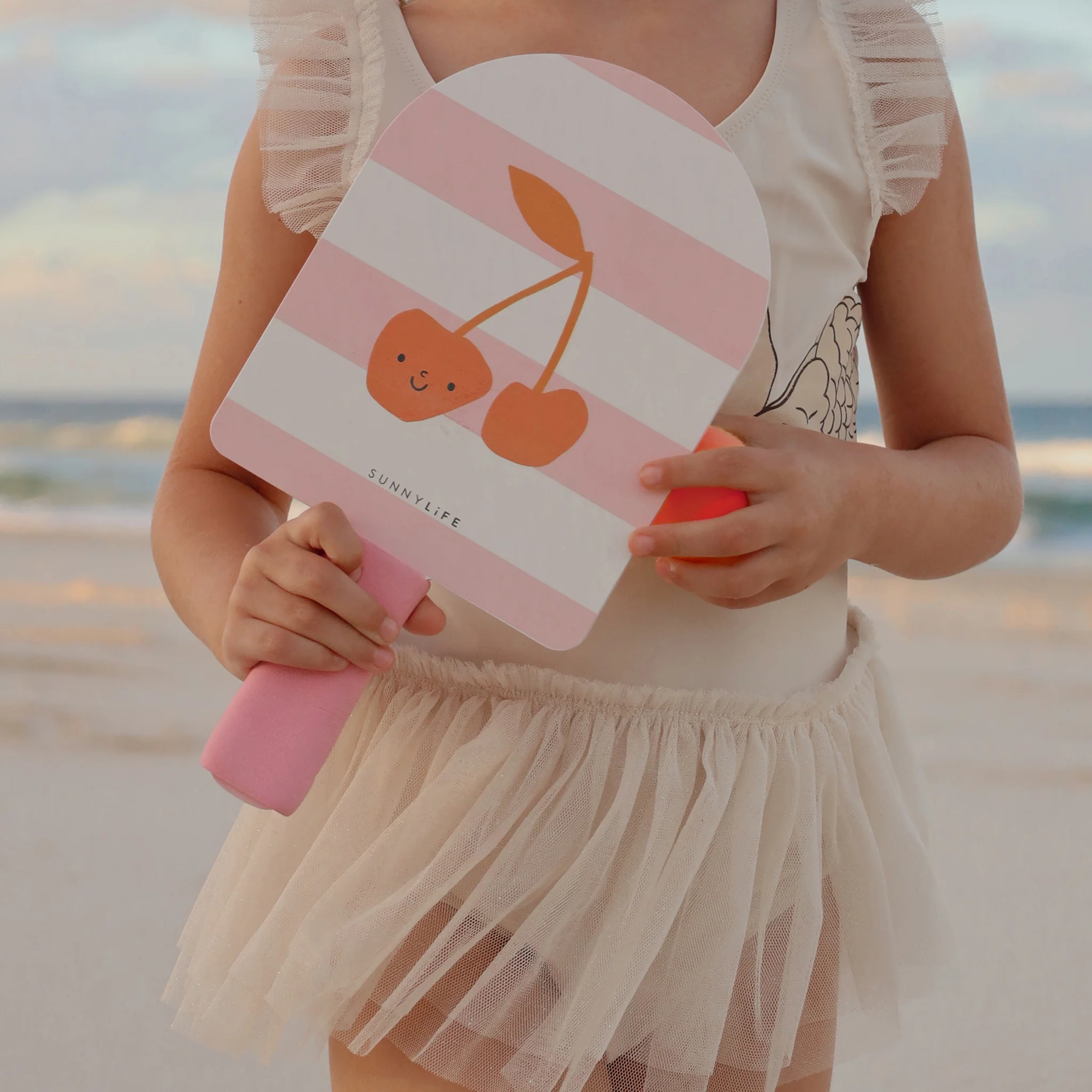 Raquettes de plage à scratch rose avec motif cerise, double face bois et velcro, vendues avec deux balles et une housse zippée