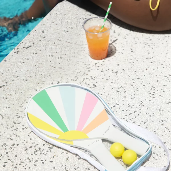 Set de raquettes de plage multicolores avec deux balles, poignées en mousse et housse de transport zippée