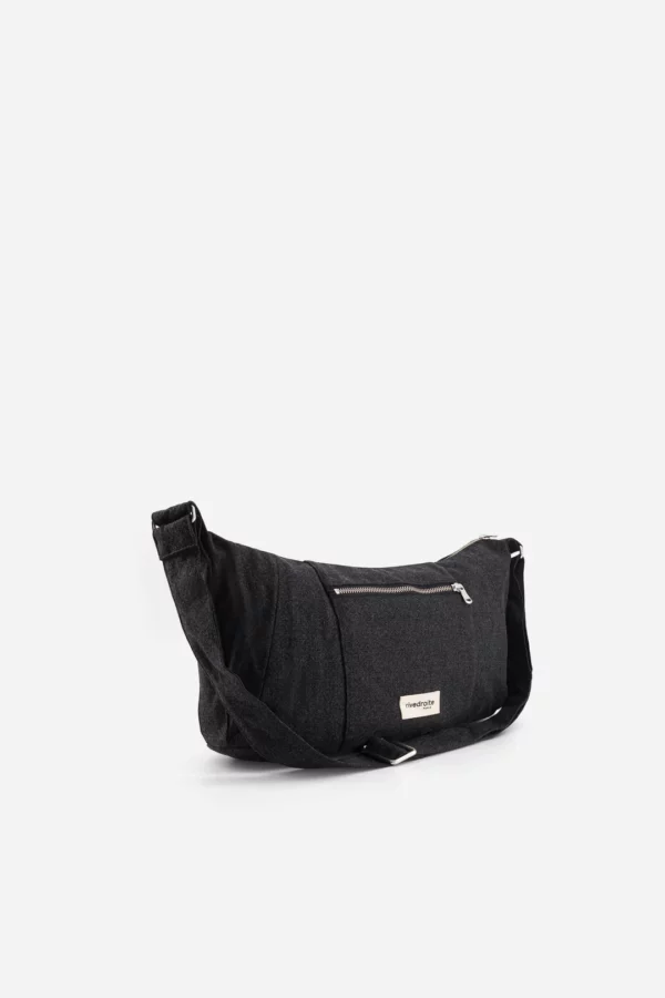 Mini Charlot sac crossbody noir en coton recyclé, avec poches zippées et bandoulière réglable pour un porté à l’épaule ou en bandoulière.