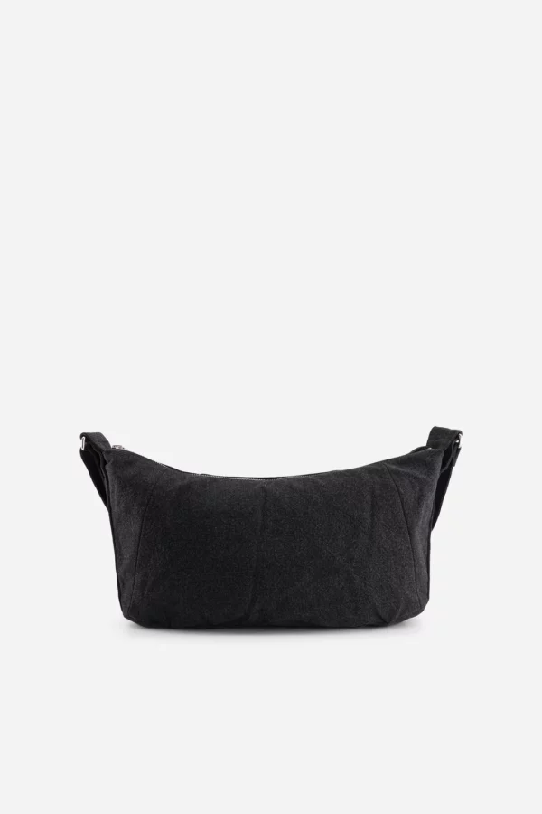Mini Charlot sac crossbody noir en coton recyclé, avec poches zippées et bandoulière réglable pour un porté à l’épaule ou en bandoulière.