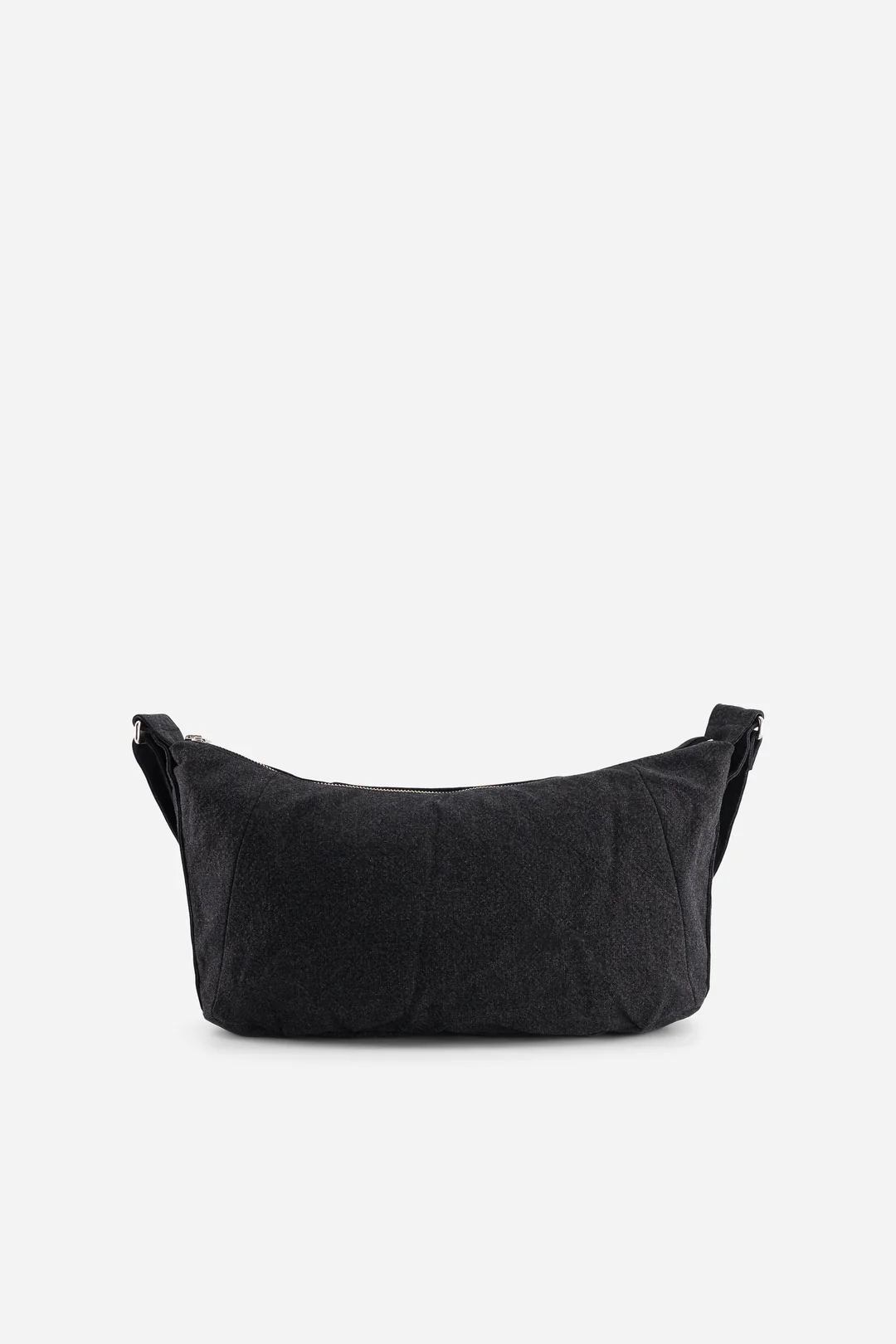 Mini Charlot sac crossbody noir en coton recyclé, avec poches zippées et bandoulière réglable pour un porté à l’épaule ou en bandoulière.