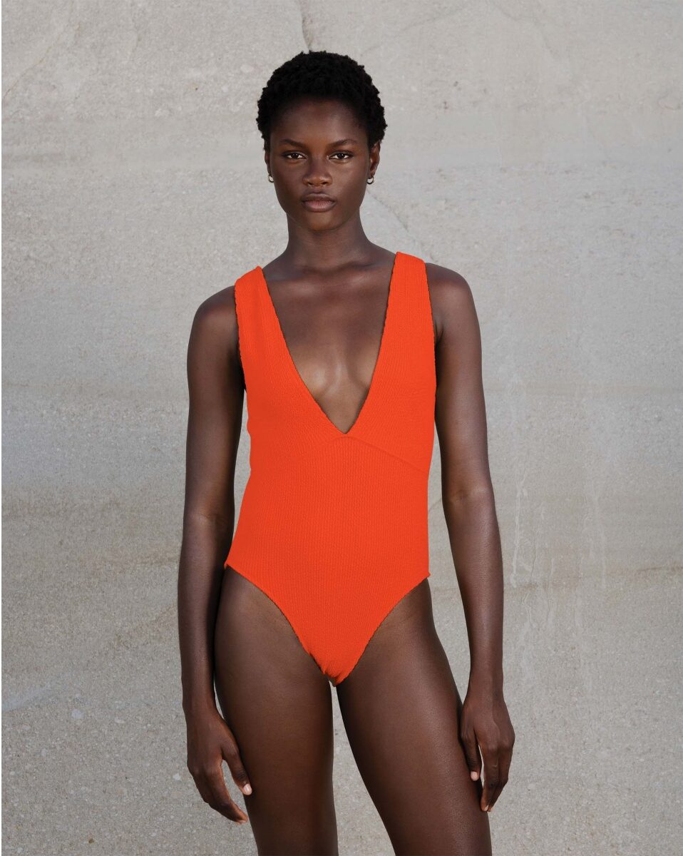 Ariel maillot de bain une pièce orange taille unique extensible – vue de face sur mannequin