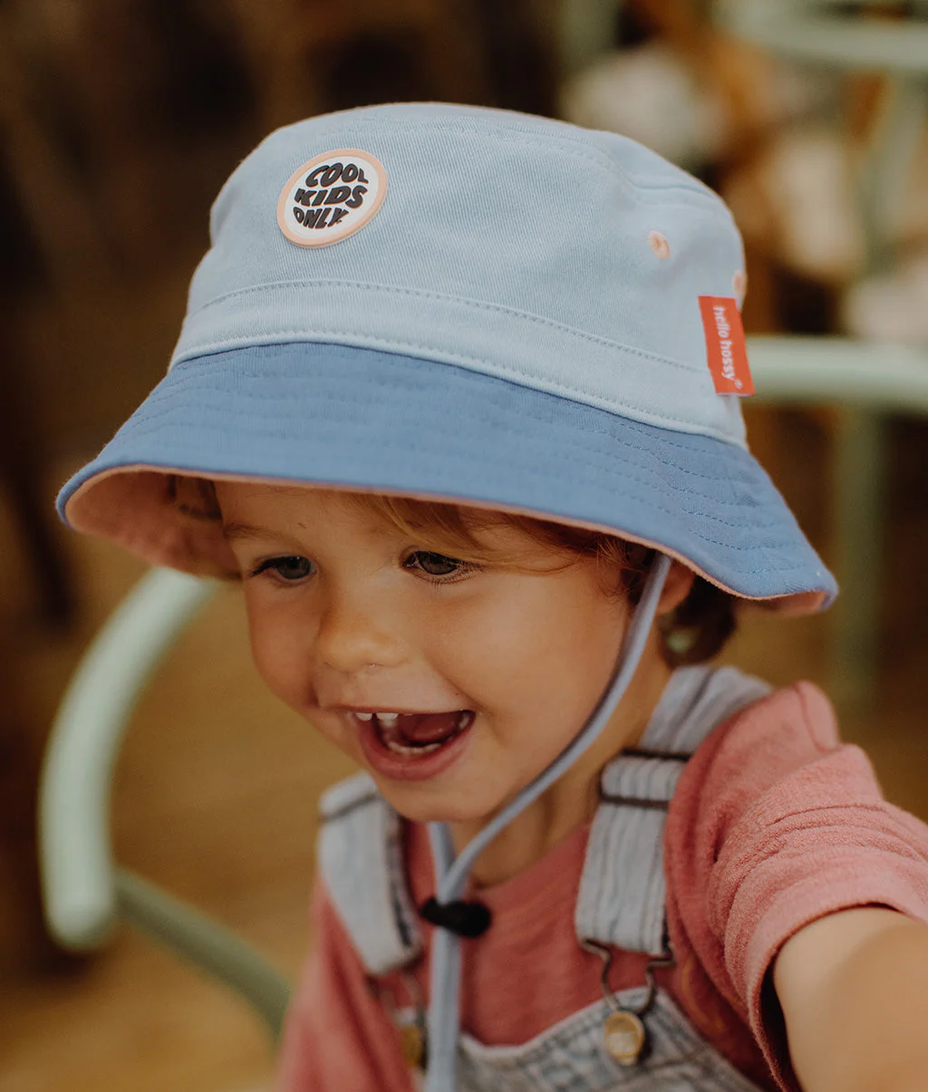 Bob enfant et bébé Mini Aqua en coton biologique certifié, avec cordon ajustable, coloris bleu clair