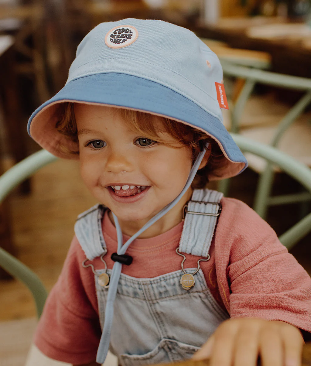 Bob enfant et bébé Mini Aqua en coton biologique certifié, avec cordon ajustable, coloris bleu clair