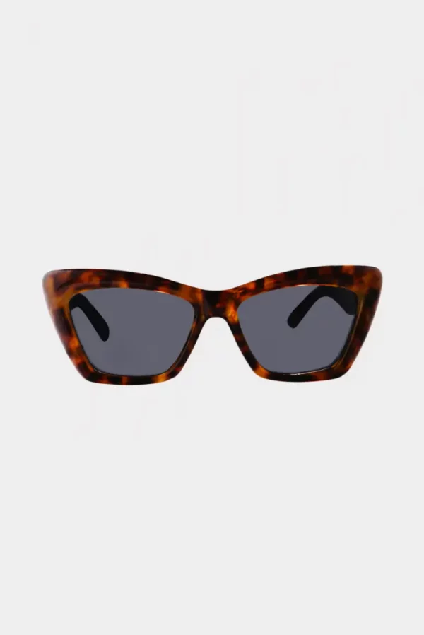 Lunettes de soleil Antonella écaille marron IYU DESIGN portées en extérieur