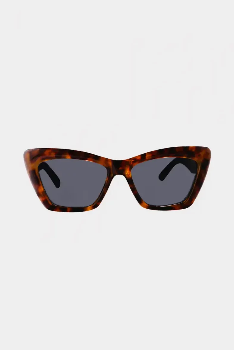 Lunettes de soleil Antonella écaille marron IYU DESIGN portées en extérieur
