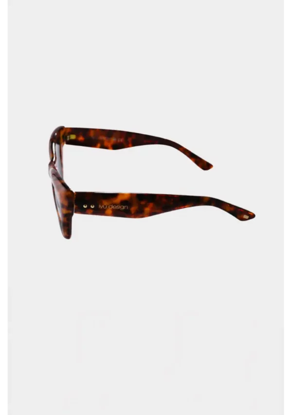 Lunettes de soleil Antonella écaille marron IYU DESIGN portées en extérieur