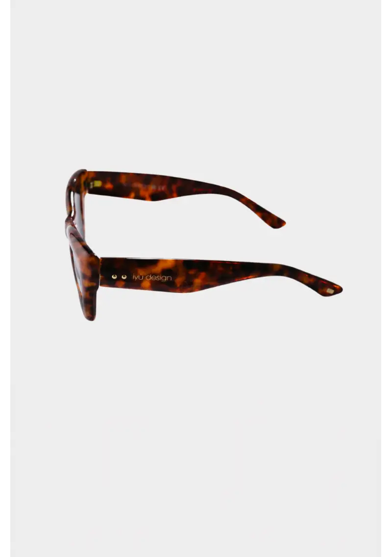 Lunettes de soleil Antonella écaille marron IYU DESIGN portées en extérieur