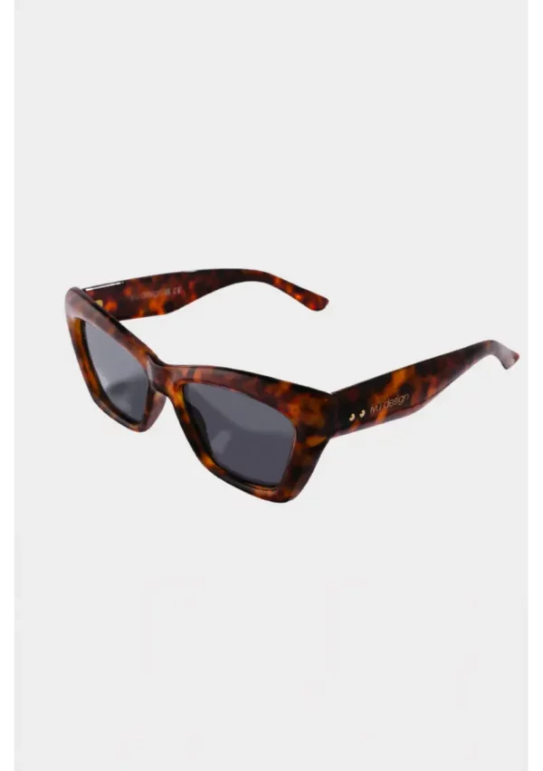 Lunettes de soleil Antonella écaille marron IYU DESIGN portées en extérieur