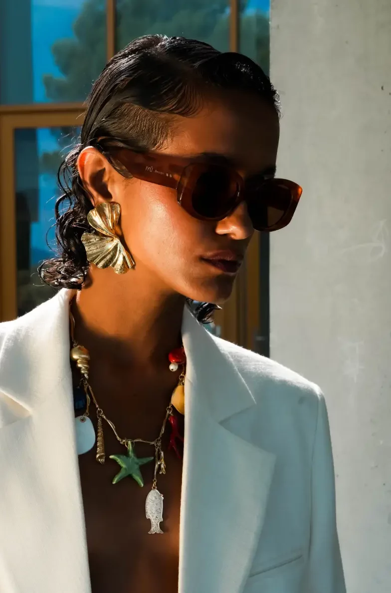 Lunettes de soleil AMOUR HAVANA - Tortois, élégantes et confortables, modèle chic de IYU DESIGN avec monture écaille de tortue, parfaites pour sublimer l'allure quotidienne.