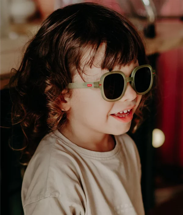 Lunettes de soleil enfant vert olive, rondes, en polycarbonate recyclé avec verres polarisés UV400 Catégorie 3