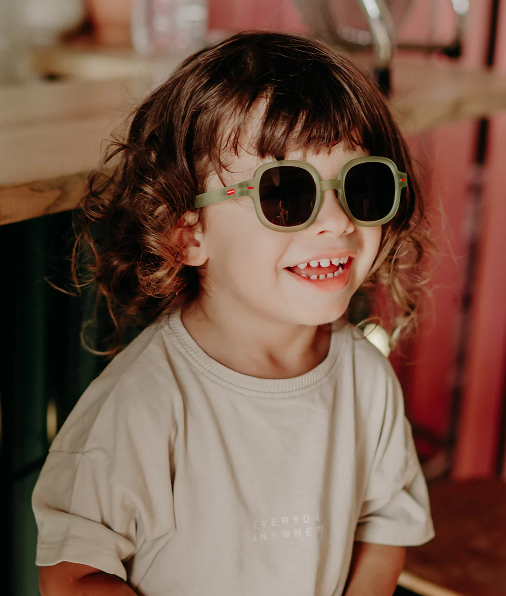 Lunettes de soleil enfant vert olive, rondes, en polycarbonate recyclé avec verres polarisés UV400 Catégorie 3