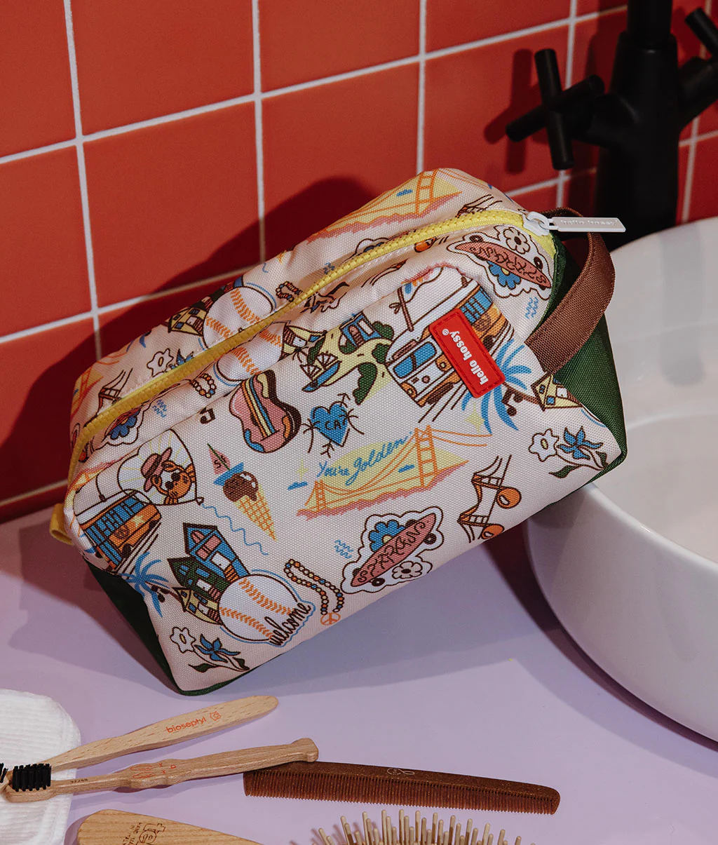 Trousse de toilette enfant San Francisco, tissu recyclé déperlant, avec motifs colorés, filet intérieur et anse de transport